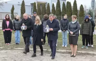 Złożenie zniczy przez przedstawicieli władz samorządowych pod kamieniem upamiętniającym Piotra Kościeleckiego