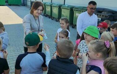 Dzieci podczas wycieczki do PSZOK w Rutkach-Kossakach (2)