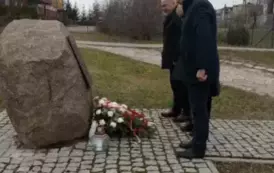 Złożenie zniczy pod kamieniem upamiętniającym Piotra Kościeleckiego