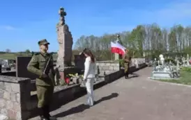 Złożenie znicza przez Starostę Powiatu Zambrowskiego