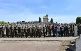 Uczestnicy na cmentarzu parafialnym w Rutkach-Kossakach