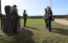 Delegacja Związku Żołnierzy Narodowych Sił Zbrojnych Okegu Łomża składająca wiązankę przy pomniku